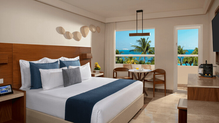 Deluxe Ocean Front w/ Balcony